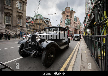 London, UK. 4. März 2017. Für die Verfilmung von Mary Poppins Renditen werden Straßen nahe Bank Station verschlossen.  Oldtimer und Busse waren am set. London, UK. Bildnachweis: carol Moir/Alamy Live-Nachrichten Stockfoto