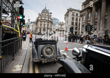 London, UK. 4. März 2017. Für die Verfilmung von Mary Poppins Renditen werden Straßen nahe Bank Station verschlossen.  Oldtimer und Busse waren am set. London, UK. Bildnachweis: carol Moir/Alamy Live-Nachrichten Stockfoto