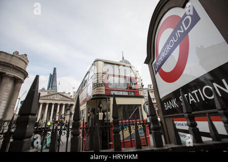 London, UK. 4. März 2017. Für die Verfilmung von Mary Poppins Renditen werden Straßen nahe Bank Station verschlossen.  Oldtimer und Busse waren am set. London, UK. Bildnachweis: carol Moir/Alamy Live-Nachrichten Stockfoto