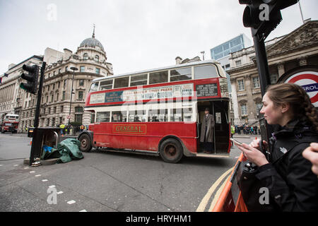 London, UK. 4. März 2017. Für die Verfilmung von Mary Poppins Renditen werden Straßen nahe Bank Station verschlossen.  Oldtimer und Busse waren am set. London, UK. Bildnachweis: carol Moir/Alamy Live-Nachrichten Stockfoto