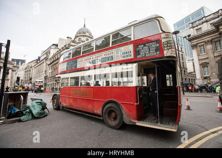 London, UK. 4. März 2017. Für die Verfilmung von Mary Poppins Renditen werden Straßen nahe Bank Station verschlossen.  Oldtimer und Busse waren am set. London, UK. Bildnachweis: carol Moir/Alamy Live-Nachrichten Stockfoto