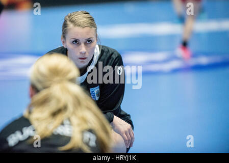 3. März 2017: Isabelle Gulden #4 von CSM Bukarest während des Weibes European Handball Federation (EHF) Champions League Spiel zwischen CSM Bukarest (ROU) Vs RK Krim Mercator (SLO) in Bukarest, Rumänien ROU Hall Polyvalent. Foto: Cronos/Catalin Soare Stockfoto