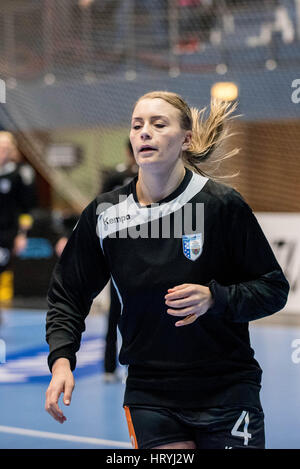 3. März 2017: Isabelle Gulden #4 von CSM Bukarest während des Weibes European Handball Federation (EHF) Champions League Spiel zwischen CSM Bukarest (ROU) Vs RK Krim Mercator (SLO) in Bukarest, Rumänien ROU Hall Polyvalent. Foto: Cronos/Catalin Soare Stockfoto