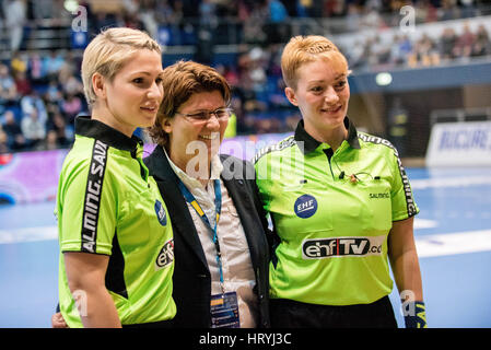 3. März 2017: von links nach rechts: der Schiedsrichter Victoriia Alpaidze, Jutta Ehrmann-Wolf der EHF Delegaten und der Schiedsrichter Tatyana Berezkina während die Frau European Handball Federation (EHF) Champions League Spiel zwischen CSM Bukarest (ROU) Vs RK Krim Mercator (SLO) in Bukarest, Rumänien ROU Hall Polyvalent. Foto: Cronos/Catalin Soare Stockfoto