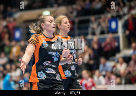 3. März 2017: Isabelle Gulden #4 von CSM Bukarest während des Weibes European Handball Federation (EHF) Champions League Spiel zwischen CSM Bukarest (ROU) Vs RK Krim Mercator (SLO) in Bukarest, Rumänien ROU Hall Polyvalent. Foto: Cronos/Catalin Soare Stockfoto