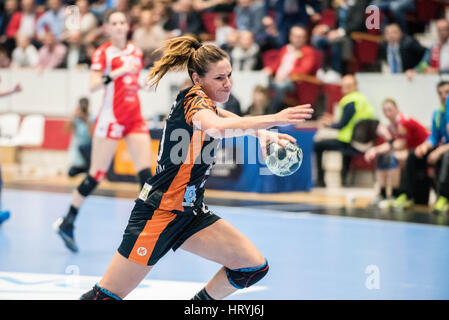 3. März 2017: Carmen Martin Berenguer #20 von CSM Bukarest während des Weibes European Handball Federation (EHF) Champions League Spiel zwischen CSM Bukarest (ROU) Vs RK Krim Mercator (SLO) in Bukarest, Rumänien ROU Hall Polyvalent. Foto: Cronos/Catalin Soare Stockfoto