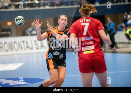 3. März 2017: Isabelle Gulden #4 von CSM Bukarest während des Weibes European Handball Federation (EHF) Champions League Spiel zwischen CSM Bukarest (ROU) Vs RK Krim Mercator (SLO) in Bukarest, Rumänien ROU Hall Polyvalent. Foto: Cronos/Catalin Soare Stockfoto