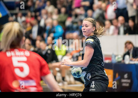 3. März 2017: Isabelle Gulden #4 von CSM Bukarest während des Weibes European Handball Federation (EHF) Champions League Spiel zwischen CSM Bukarest (ROU) Vs RK Krim Mercator (SLO) in Bukarest, Rumänien ROU Hall Polyvalent. Foto: Cronos/Catalin Soare Stockfoto