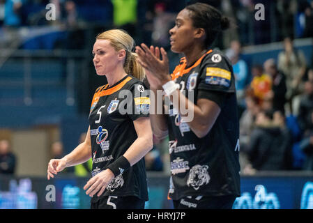 3. März 2017: Iulia Curea #5 von CSM Bukarest während des Weibes European Handball Federation (EHF) Champions League Spiel zwischen CSM Bukarest (ROU) Vs RK Krim Mercator (SLO) in Bukarest, Rumänien ROU Hall Polyvalent. Foto: Cronos/Catalin Soare Stockfoto