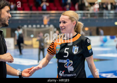 3. März 2017: Iulia Curea #5 von CSM Bukarest während des Weibes European Handball Federation (EHF) Champions League Spiel zwischen CSM Bukarest (ROU) Vs RK Krim Mercator (SLO) in Bukarest, Rumänien ROU Hall Polyvalent. Foto: Cronos/Catalin Soare Stockfoto