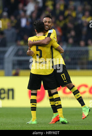 Dortmund, Deutschland. 4. März 2017. Der Dortmunder Pierre-Emerick Aubameyang (r) und Marc Bartra feiern während der deutschen Bundesliga-Fußballspiel zwischen Borussia Dortmund und Bayer Leverkusen im Signal Iduna Park in Dortmund, Deutschland, 4. März 2017. Foto: Friso Gentsch/Dpa/Alamy Live News Stockfoto