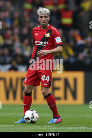 Dortmund, Deutschland. 4. März 2017. Leverkusens Kevin Kampl in Aktion während der deutschen Bundesliga-Fußball-match zwischen Borussia Dortmund und Bayer Leverkusen im Signal Iduna Park in Dortmund, Deutschland, 4. März 2017. Foto: Friso Gentsch/Dpa/Alamy Live News Stockfoto