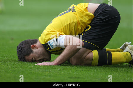 Dortmund, Deutschland. 4. März 2017. Dortmunder Sokratis ist bei den deutschen Bundesliga-Fußballspiel zwischen Borussia Dortmund und Bayer Leverkusen im Signal Iduna Park in Dortmund, Deutschland, 4. März 2017 verletzt. Foto: Friso Gentsch/Dpa/Alamy Live News Stockfoto