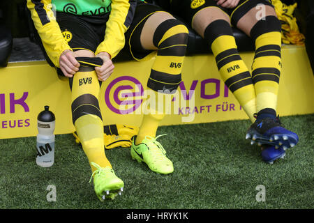 Dortmund, Deutschland. 4. März 2017. Dortmunds Lukasz Piszczek (l) auf der Bank während der deutschen Bundesliga-Fußball-match zwischen Borussia Dortmund und Bayer Leverkusen im Signal Iduna Park in Dortmund, Deutschland, 4. März 2017. Foto: Friso Gentsch/Dpa/Alamy Live News Stockfoto