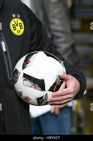 Dortmund, Deutschland. 4. März 2017. Der Spielball kommt im Stadium vor der deutschen Bundesliga-Fußballspiel zwischen Borussia Dortmund und Bayer Leverkusen im Signal Iduna Park in Dortmund, Deutschland, 4. März 2017. Foto: Friso Gentsch/Dpa/Alamy Live News Stockfoto