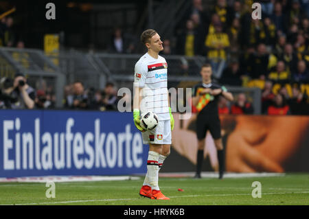 Dortmund, Deutschland. 4. März 2017. Leverkusens Torwart Bernd Len reagiert während der deutschen Bundesliga-Fußballspiel zwischen Borussia Dortmund und Bayer Leverkusen im Signal Iduna Park in Dortmund, Deutschland, 4. März 2017. Foto: Friso Gentsch/Dpa/Alamy Live News Stockfoto