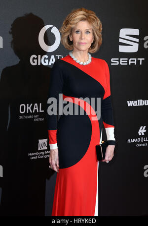 Hamburg, Deutschland. 4. März 2017. Schauspielerin Jane Fonda kommt bei der 52. Goldene Kamera Film & TV awards 2017 in Hamburg, Deutschland, 4. März 2017. Foto: Daniel Bockwoldt/Dpa/Alamy Live News Stockfoto