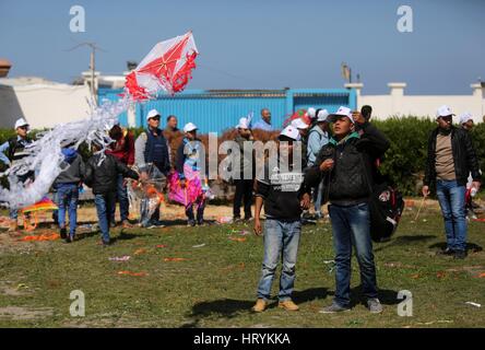 Khan Yunis, Gazastreifen, Palästinensische Gebiete. 5. März 2017. Palästinensische Schüler Drachen zur Solidarität mit dem japanischen Volk während einer Veranstaltung, organisiert von der United Nations Relief und Works Agency (UNRWA) anlässlich der sechste Jahrestag der Tohoku-Erdbeben und Tsunami, die mehr als 18.500 hinterlassen Tote oder fehlt, im südlichen Gaza Streifen Stadt von Khan Yunis am 5. März 2017 Credit: Ashraf Amra/APA Bilder/ZUMA Draht/Alamy Live News Stockfoto