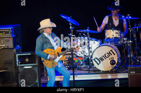 Pompano Beach, FL, USA. 4. März 2017. Country-Legende Dwight Yoakam im Pompano Beach Amphitheater Samstag, 4. März 2017 Credit: Sun-Sentinel/ZUMA Draht/Alamy Live News Stockfoto