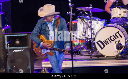 Pompano Beach, FL, USA. 4. März 2017. Country-Legende Dwight Yoakam im Pompano Beach Amphitheater Samstag, 4. März 2017 Credit: Sun-Sentinel/ZUMA Draht/Alamy Live News Stockfoto