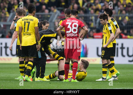 Dortmund, Deutschland. 4. März 2017. Dortmunder Marco Reus ist behandelt und später nach eine Verletzung während der deutschen Fußball-Bundesliga-Fußball-Spiel zwischen Borussia Dortmund und Bayer Leverkusen im Signal Iduna Park in Dortmund, Deutschland, 4. März 2017 ausgetauscht. Foto: Bernd Thissen/Dpa/Alamy Live News Stockfoto