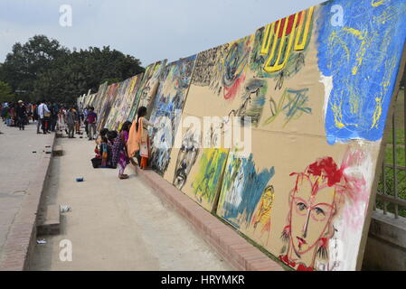 Dhaka, Bangladesch. 5. März 2017. Bangladesh Jutefaser und Kleidung Ministerium organisiert eine Kunst-Camp auf Leinwand, Jute um Feier Jute Nationalfeiertag am vor dem Parlamentsgebäude in Dhaka. Mehr als hundert Lehrer und Studenten von Dhaka Fine Arts Hochschuleinrichtung sind Teilnehmer der Kunst-Camp in Bangladesch. Am 5. März 2017-Credit: Mamunur Rashid/Alamy Live-Nachrichten Stockfoto