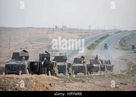 Mosul, Ninive, Irak. 27. Februar 2017. Selahudeen Bataillon Fahrzeuge Bühne für einen Konvoi in Mosul entlang der Straße in der Nähe von Athba, Ninive, Irak, 27. Februar 2017. Die Fahrzeug-Türmchen wurden seitlich oben gepanzert und mit einer schrägen Abdeckung zum Schutz gegen ISIS-Drohnen-Angriffe zur Verfügung gestellt. Bildnachweis: Nish Nalbandian/ZUMA Draht/Alamy Live-Nachrichten Stockfoto