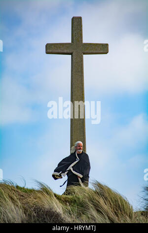 Dünenwanderungen Sands, Cornwall, UK. 5. März 2017. Die jährliche Str. Pirans spielen erzählt die Geschichte von St. Piran, der Gönner Heiliges von Cornwall.  Um http://www.perranporthinfo.co.uk zu zitieren "St. Piran der Legende, nach wurde der Gönner Heiliges von Cornwall an den sandigen Ufern des Cornwall an Perranporth Strand angespült. Im Auftrag des irischen Königs (Wer war misstrauisch Pirans Befugnisse) gegossen wurde Piran ins Meer vor der irischen Küste gebunden an ein Klotz am Bein. Bildnachweis: Simon Maycock/Alamy Live-Nachrichten Stockfoto