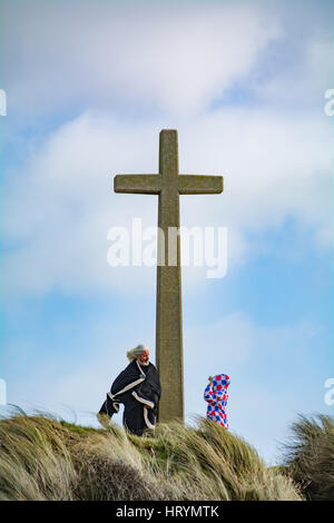 Dünenwanderungen Sands, Cornwall, UK. 5. März 2017. Die jährliche Str. Pirans spielen erzählt die Geschichte von St. Piran, der Gönner Heiliges von Cornwall.  Um http://www.perranporthinfo.co.uk zu zitieren "St. Piran der Legende, nach wurde der Gönner Heiliges von Cornwall an den sandigen Ufern des Cornwall an Perranporth Strand angespült. Im Auftrag des irischen Königs (Wer war misstrauisch Pirans Befugnisse) gegossen wurde Piran ins Meer vor der irischen Küste gebunden an ein Klotz am Bein. Bildnachweis: Simon Maycock/Alamy Live-Nachrichten Stockfoto