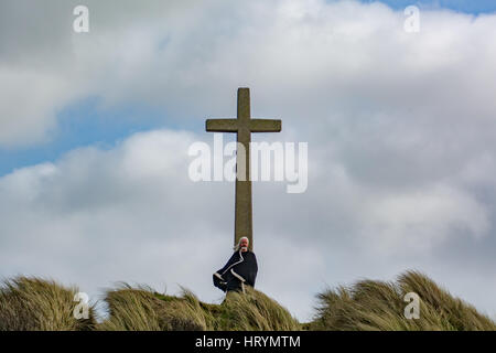 Dünenwanderungen Sands, Cornwall, UK. 5. März 2017. Die jährliche Str. Pirans spielen erzählt die Geschichte von St. Piran, der Gönner Heiliges von Cornwall.  Um http://www.perranporthinfo.co.uk zu zitieren "St. Piran der Legende, nach wurde der Gönner Heiliges von Cornwall an den sandigen Ufern des Cornwall an Perranporth Strand angespült. Im Auftrag des irischen Königs (Wer war misstrauisch Pirans Befugnisse) gegossen wurde Piran ins Meer vor der irischen Küste gebunden an ein Klotz am Bein. Bildnachweis: Simon Maycock/Alamy Live-Nachrichten Stockfoto