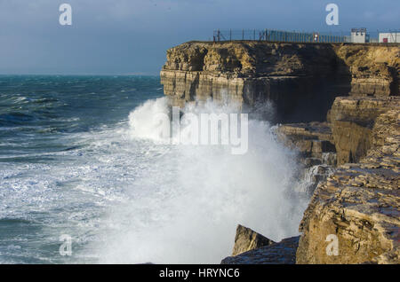 Portland Bill, Dorset, UK.  5. März 2017.  Großbritannien Wetter.   Großen stürmische Wellen Absturz an Land gegen die Klippen bei Portland Bill in Dorset auf einen Nachmittag voller Sonnenschein, Duschen und böigem Wind. Bildnachweis: Graham Hunt/Alamy Live-Nachrichten Stockfoto