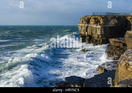 Portland Bill, Dorset, UK.  5. März 2017.  Großbritannien Wetter.   Großen stürmische Wellen Absturz an Land gegen die Klippen bei Portland Bill in Dorset auf einen Nachmittag voller Sonnenschein, Duschen und böigem Wind. Bildnachweis: Graham Hunt/Alamy Live-Nachrichten Stockfoto