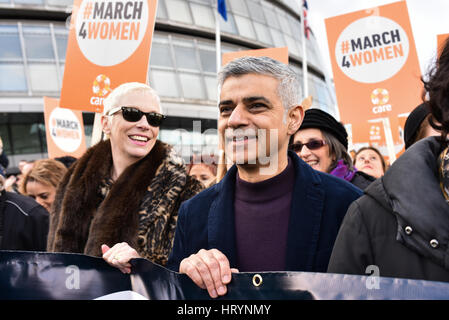 London, UK. 5. März 2017. Londoner Bürgermeister Sadiq Khan führt die Pflege internationaler Frauentag März über die Tower Bridge, zusammen mit Annie Lennox. Hunderte von Demonstranten versammelt, um Protest in central London für Frauenrechte, reden und Musik hören. Bildnachweis: Jacob Sacks-Jones/Alamy Live-Nachrichten. Stockfoto