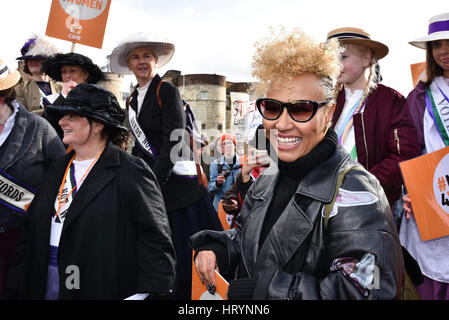 London, UK. 5. März 2017. Emeli Sandé außerhalb des Tower of London an Pflege internationaler Frauentag März. Hunderte von Demonstranten versammelt, um Protest in central London für Frauenrechte, reden und Musik hören. Bildnachweis: Jacob Sacks-Jones/Alamy Live-Nachrichten. Stockfoto