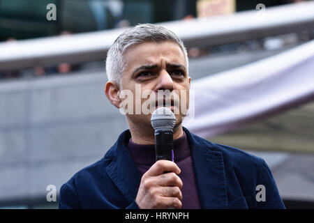 London, UK. 5. März 2017. Londoner Bürgermeister Sadiq Khan befasst sich die Massen an Pflege internationaler Frauentag März, Oustide London City Hall. Hunderte von Demonstranten versammelt, um Protest in central London für Frauenrechte, reden und Musik hören. Bildnachweis: Jacob Sacks-Jones/Alamy Live-Nachrichten. Stockfoto