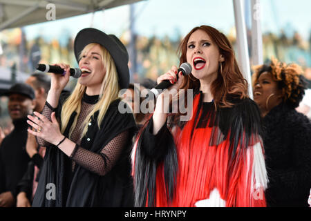 London, UK. 5. März 2017. Kate Nash und Natasha Bedingfield singen "Respekt", zusammen mit anderen Sängern unter anderem Mel C, Pflege internationaler Frauentag März. Hunderte von Demonstranten versammelt Oustide London City Hall zu hören, reden, Musik und Protest in central London für Frauenrechte. Bildnachweis: Jacob Sacks-Jones/Alamy Live-Nachrichten. Stockfoto