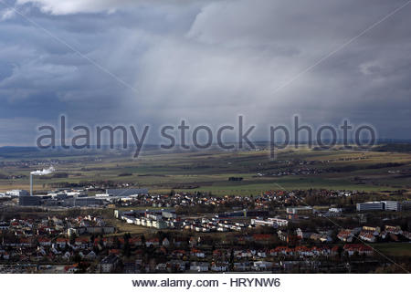 Coburg, Deutschland. 5. März 2017. Ein dramatischer Himmel kurz vor Sonnenuntergang über Coburg Deutschland heute Abend. Bildnachweis: Reallifephotos/Alamy Live-Nachrichten Stockfoto