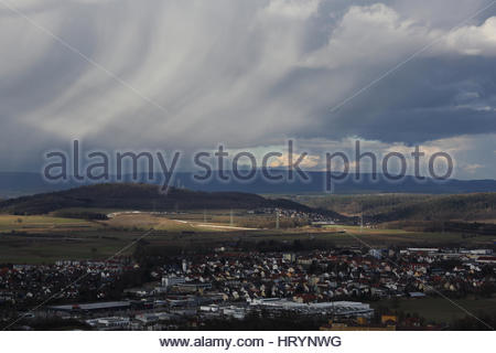 Coburg, Deutschland. 5. März 2017. Wispy Abend Wolken in Coburg, Deutschland als die Sonne beginnt zu setzen. Bildnachweis: Reallifephotos/Alamy Live-Nachrichten Stockfoto