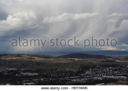 Coburg, Deutschland. 5. März 2017. Ein dramatischer Himmel kurz vor Sonnenuntergang über Coburg Deutschland heute Abend. Bildnachweis: Reallifephotos/Alamy Live-Nachrichten Stockfoto