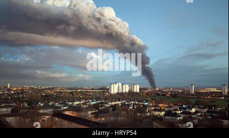 Govan Reifen Feuer Gesundheitsrisiko Rauch über Stadt Stockfoto