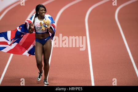 Belgrad, Serbien. 5. März 2017. Asha Philip aus dem Vereinigten Königreich feiert ihr Gold nach der 60m-Veranstaltung im European Athletics Indoor WM 2017 in der Kombank Arena in Belgrad, Serbien, 5. März 2017. Foto: Sven Hoppe/Dpa/Alamy Live News Stockfoto