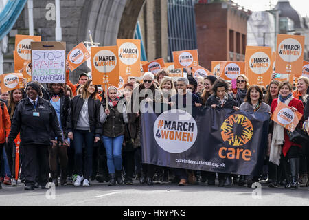 Bianca Jagger, Sadiq Khan, Annie Lennox, Melanie C, Natasha Bedingfield, Laura Mvula, Billy Bragg, Emeli Sande, Beth Orton Join International Women Day March, #march4women spricht und Vorformen Anforderungen Gleichheit Entgelt für Frauen und willkommen suchen Berghütten aus Kriegsgebiet auf die Schaufel, London, UK flieht. Siehe Li Stockfoto