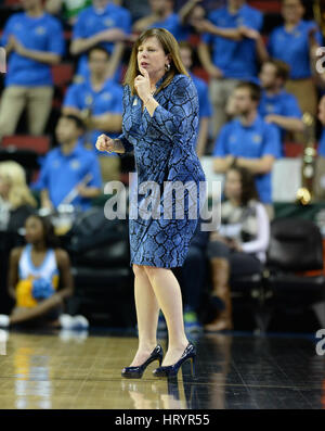 Seattle, WA, USA. 4. März 2017. UCLA Head Coach Cori Close während einer PAC12 Frauen-Turnier-Spiel zwischen der Oregon State Beavers und die UCLA Bruins. Gespielt wurde in der Key Arena in Seattle, WA. Jeff Halstead/CSM/Alamy Live-Nachrichten Stockfoto