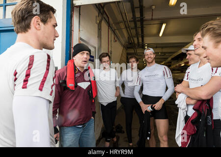 London, UK. 5. März 2017. Regatta-Befestigung. Oxford University Boat Club V ASR Nereus aus Holland. Als Vorbereitung für die The Cancer Research UK. 5. März 2017. Boot Rennen, Oxford und Cambridge Vereine teilnehmen, in einer Reihe von Vorrichtungen gegen andere Vereine. Im Bild:-die niederländische Mannschaft mit ihrem Trainer nach dem Rennen. Crew-Liste:-OUBC blaues Boot: 8 Vassilis Ragoussis (Schlaganfall), 7 James Cook, 6 Mike DiSanto, 5 Olivier Erwachsenenklasse 4 Josh Bugajski, 3 Oliver Koch 2 1 William Warr (Bow), Sam Collier (Cox), Matthew O'Leary, Credit: Duncan Grove/Alamy Live News Stockfoto