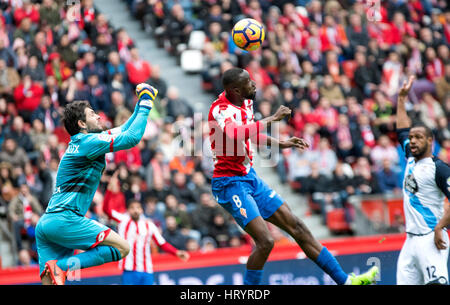 Gijón, Spanien. 5. März 2017. Lacina Traore (Forward, Sporting Gijon) in Aktion fallenden Deutsch Lux (Torwart, Deportivo La Coruña) während des Fußballspiels zwanzig siebte Runde der Saison 2016/2017 der spanischen Liga "La Liga" zwischen Real Sporting de Gijon und RC Deportivo La Coruña Molinón Stadion am 5. März 2016 in Gijon, Spanien. © David Gato/Alamy Live-Nachrichten Stockfoto