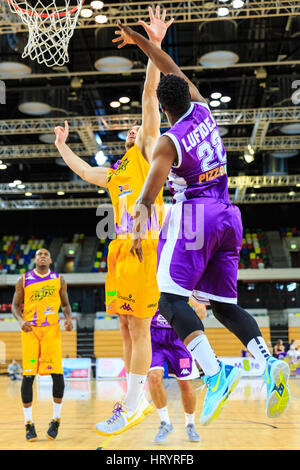 Kupfer-Box Arena, London, 5. März 2017. Leeds Disraeli Lufadeju (22) bis zu den Korb gegen Löwen Navid Niktash Sprünge. Spannungen laufen zwischen Heimmannschaft London Lions und Besuchern Leeds Kraft hoch in der BBL Meisterschaftsspiel. London-Lions verlieren 81-92. Bildnachweis: Imageplotter und Sport/Alamy Live Nachrichten Stockfoto