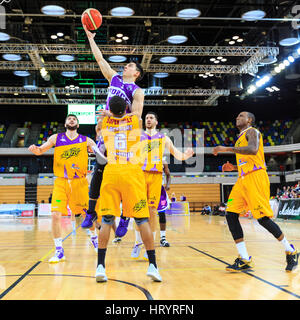 Kupfer-Box Arena, London, 5. März 2017. Leeds' Robert Sandoval springt bis zu den Korb. Spannungen laufen zwischen Heimmannschaft London Lions und Besuchern Leeds Kraft hoch in der BBL Meisterschaftsspiel. London-Lions verlieren 81-92. Bildnachweis: Imageplotter und Sport/Alamy Live Nachrichten Stockfoto