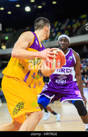 Kupfer-Box Arena, London, 5. März 2017. Spannungen laufen zwischen Heimmannschaft London Lions und Besuchern Leeds Kraft hoch in der BBL Meisterschaftsspiel. London-Lions verlieren 81-92. Bildnachweis: Imageplotter und Sport/Alamy Live Nachrichten Stockfoto