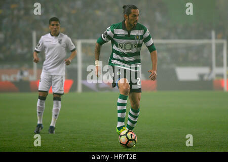 Portugal, Lissabon, match 5. März 2017 - Fußball - Schelotto (R), Sporting Verteidiger in Aktion während der Partie zwischen Sporting Clube de Portugal und Vitória Guimarães für die portugiesische Fußball-Liga bei Estádio Alvalade XXI, in Lissabon, Portugal. Bildnachweis: Bruno de Carvalho/Alamy Live News Stockfoto