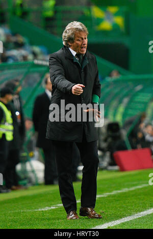 Portugal, Lissabon, 5. März 2017 - Fußball - Jorge Jesus, Sporting-Trainer in Aktion während der Partie zwischen Sporting Clube de Portugal und Vitória Guimarães für die portugiesische Fußball-Liga-Spiel im Estádio Alvalade XXI, in Lissabon, Portugal. Bildnachweis: Bruno de Carvalho/Alamy Live News Stockfoto